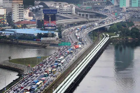 因为往返新山和新加坡的人非常多，新柔长堤经常出现长长的车龙。（联合晚报）