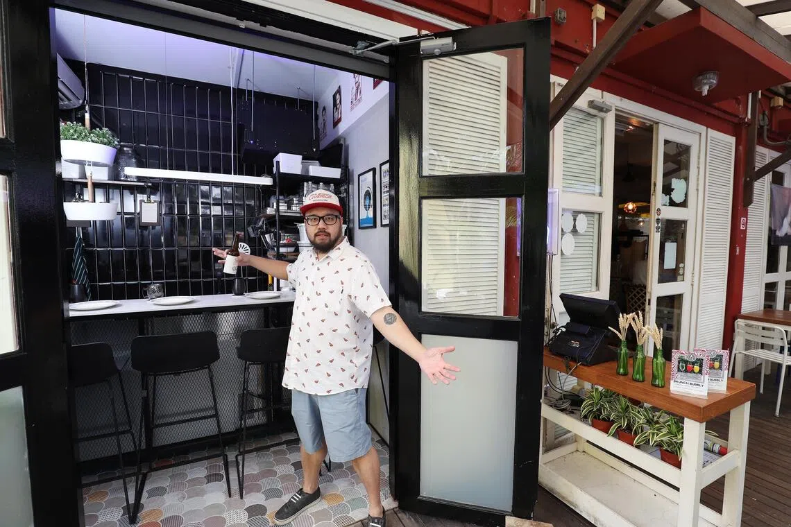 电视烹饪节目《顶级厨师(MasterChef)》新加坡版的评审兼Artichoke餐馆创办人沈观远（Bjorn Shen）。