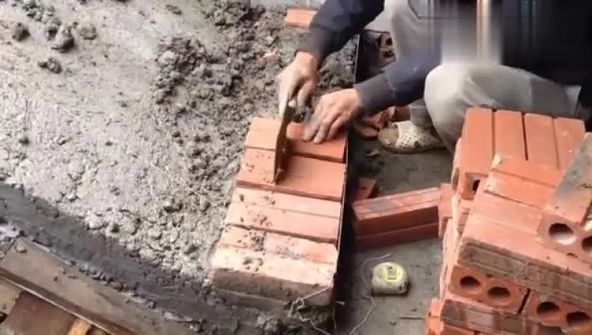  泥瓦工。（互联网） 