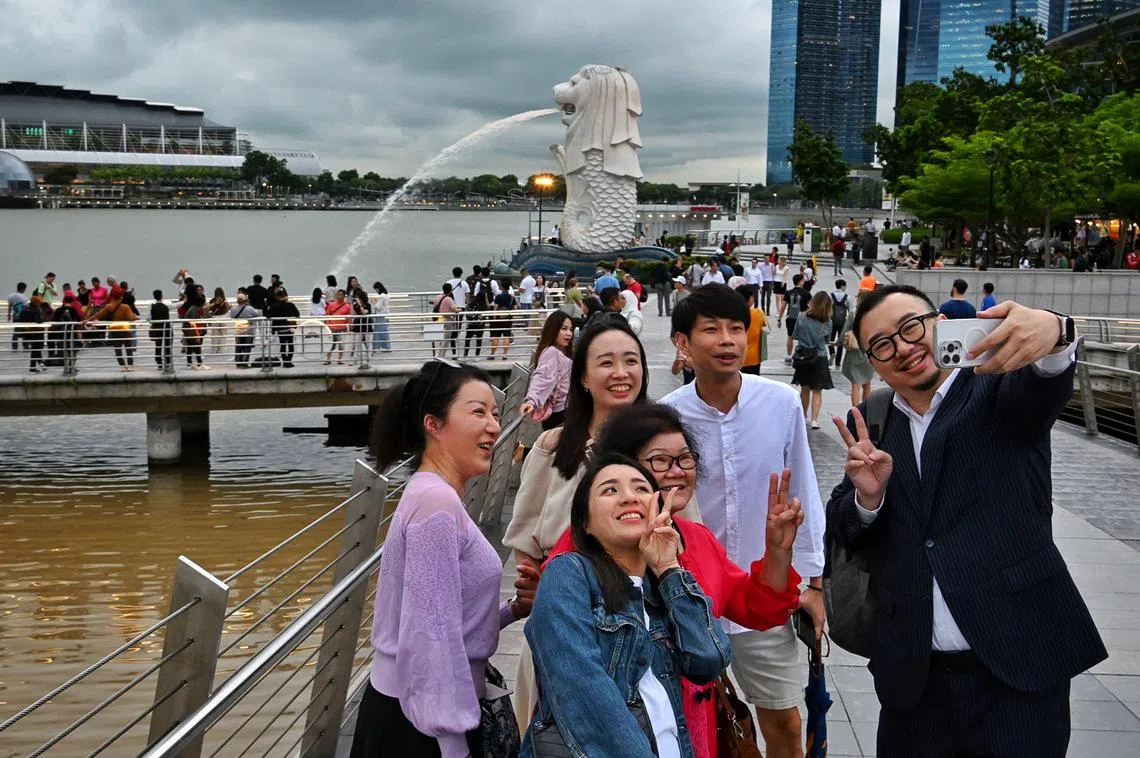 外籍访客对新加坡的印象普遍良好，觉得新加坡人很友善，容易沟通。（海峡时报）