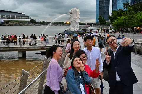 外籍访客对新加坡的印象普遍良好，觉得新加坡人很友善，容易沟通。（海峡时报）