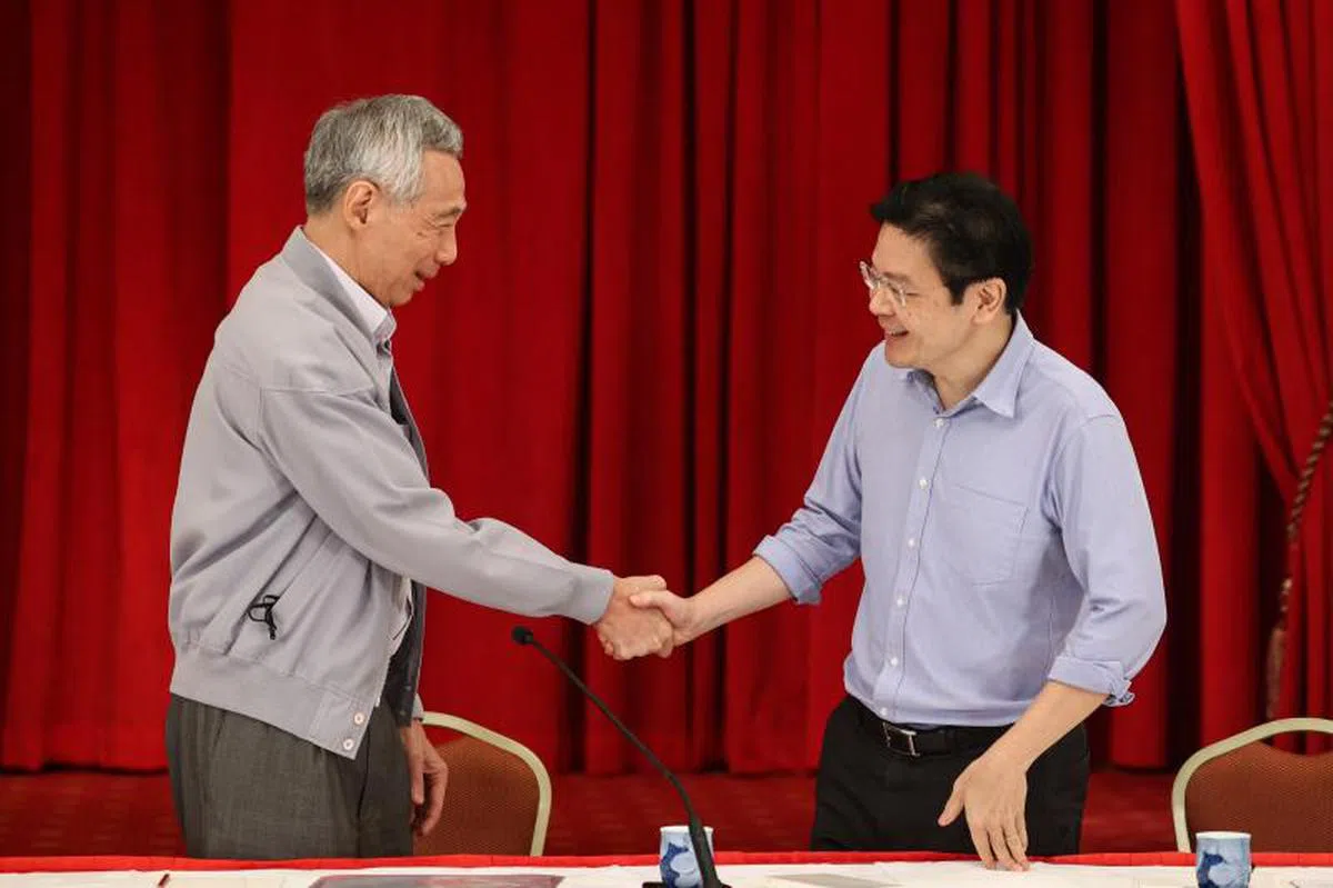 李显龙总理（左）将会和获推举为第四代领导班子领军者的财政部长黄循财（右）讨论交棒，以及下届大选由谁领军事宜。（联合早报）