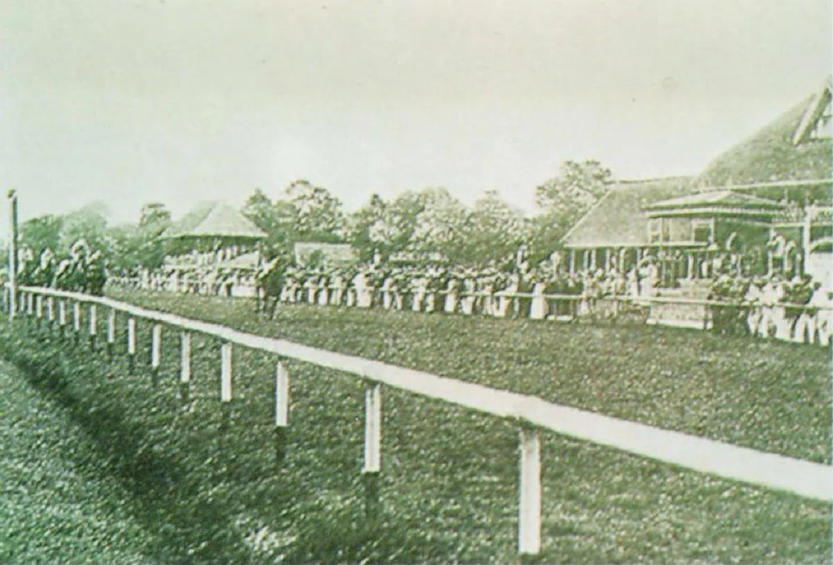 位于花拉公园的马场，摄于1910年。（新加坡赛马公会脸书）