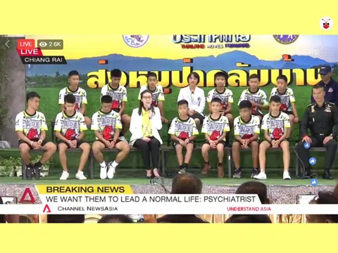 获救的12名“野猪”和他们的助理教练埃卡坡（前排左一）首次召开记者会披露整件事情的来龙去脉。（视频截图）