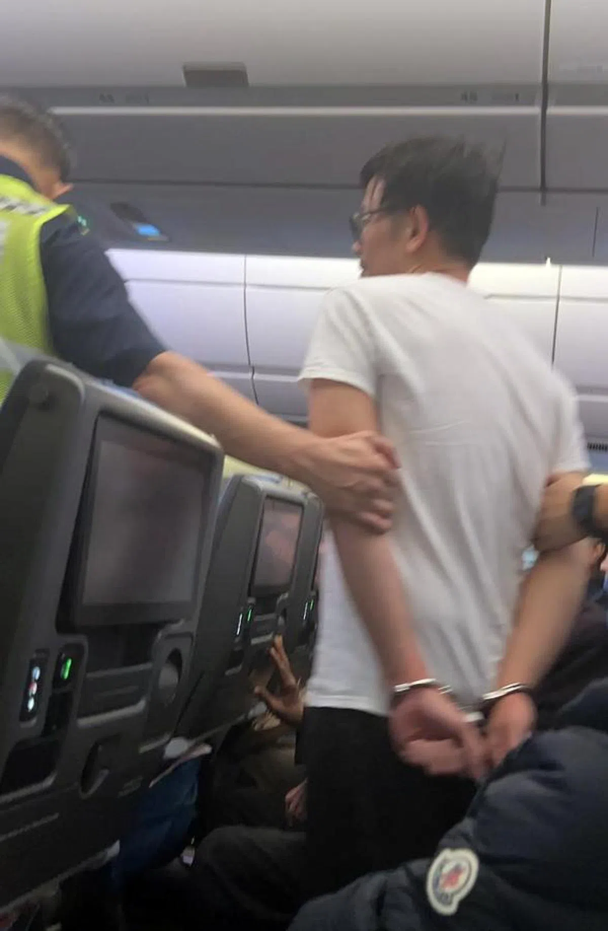 谎称机上有炸弹的美国籍男子拉安迪·显德（La Andy Hien Duc）在飞机降陆后被警方逮捕。（Vera@veratheape推特）