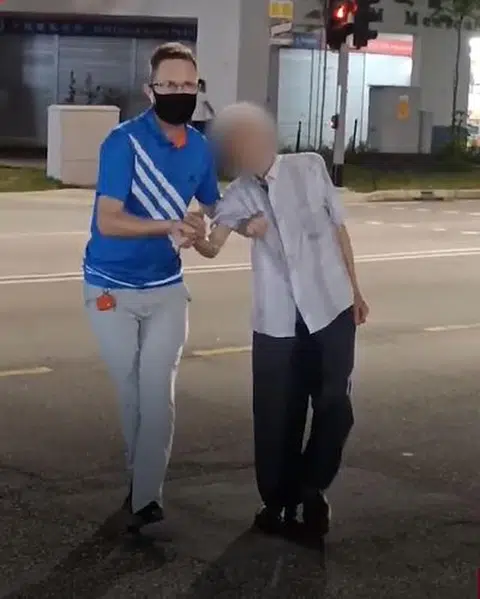新加坡芽笼25巷，一名老人尿失禁弄脏裤子，老外Gavin搀扶他过马路还买纸内裤送他。（视频截图）
