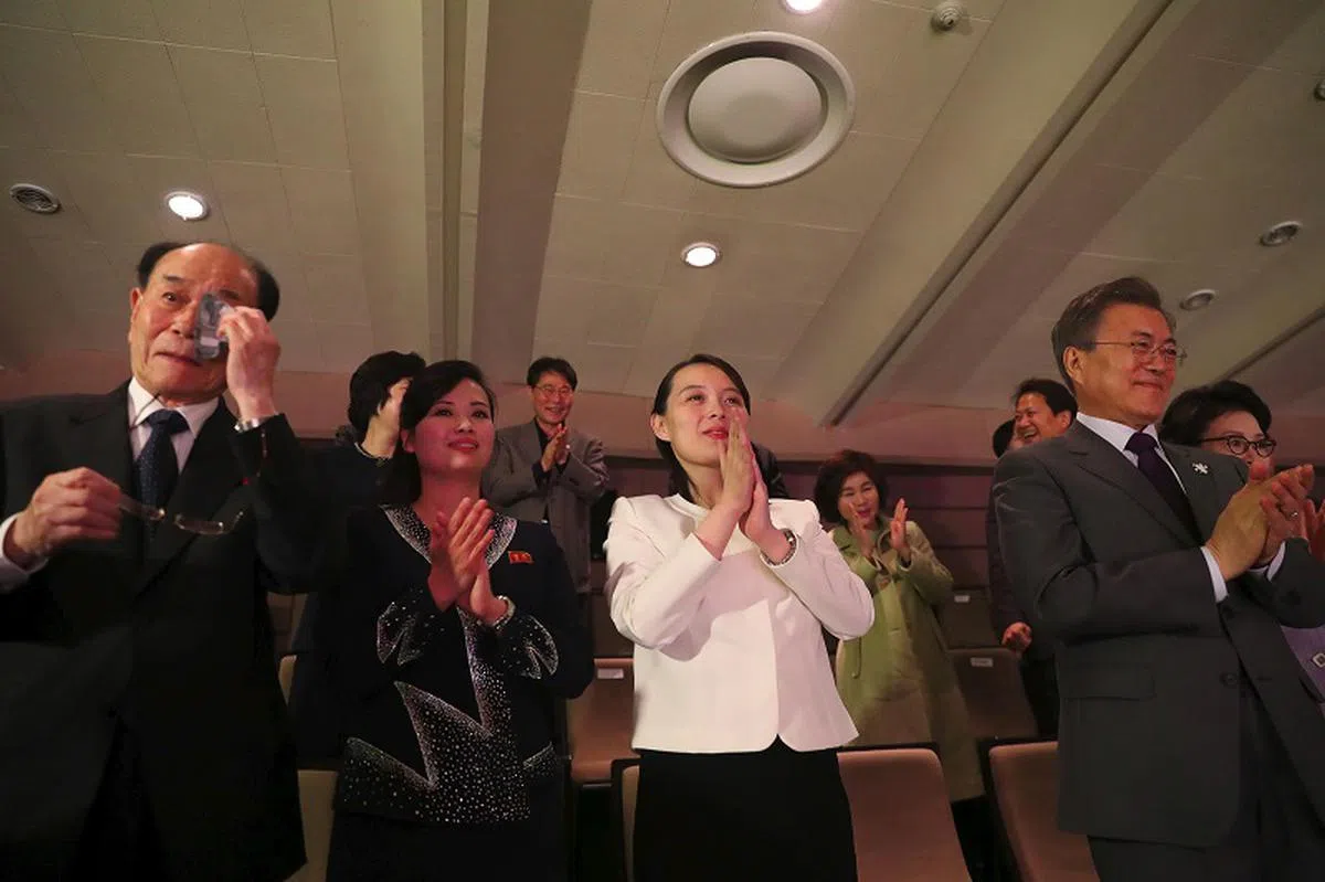  脱掉外套的金与正穿着白上衣， 相比她纤细的身体，腹部有点大，不少舆论当时怀疑她已怀孕。（法新社） 