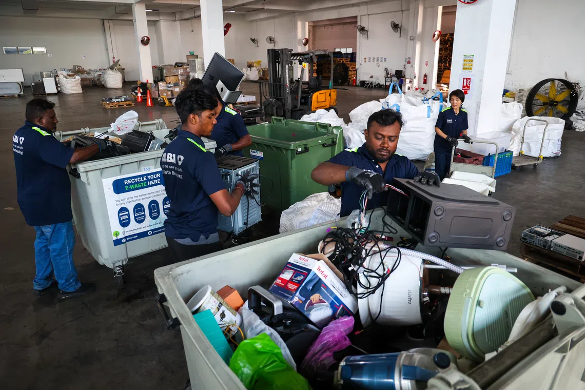 电子垃圾送到欧绿保大士的回收站后，由工作人员进行人工分类工作。