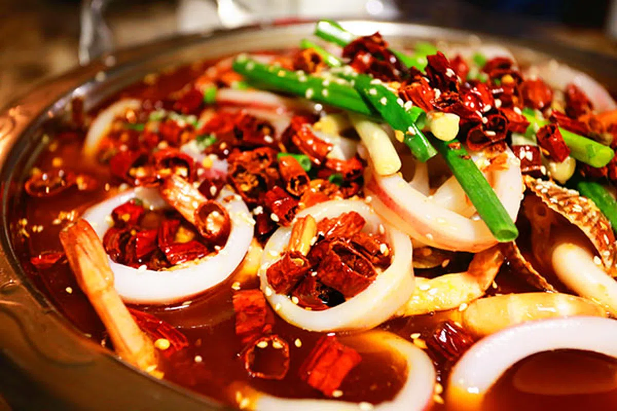  红烫烫的麻辣锅，一看就觉得舌头发麻。（互联网） 