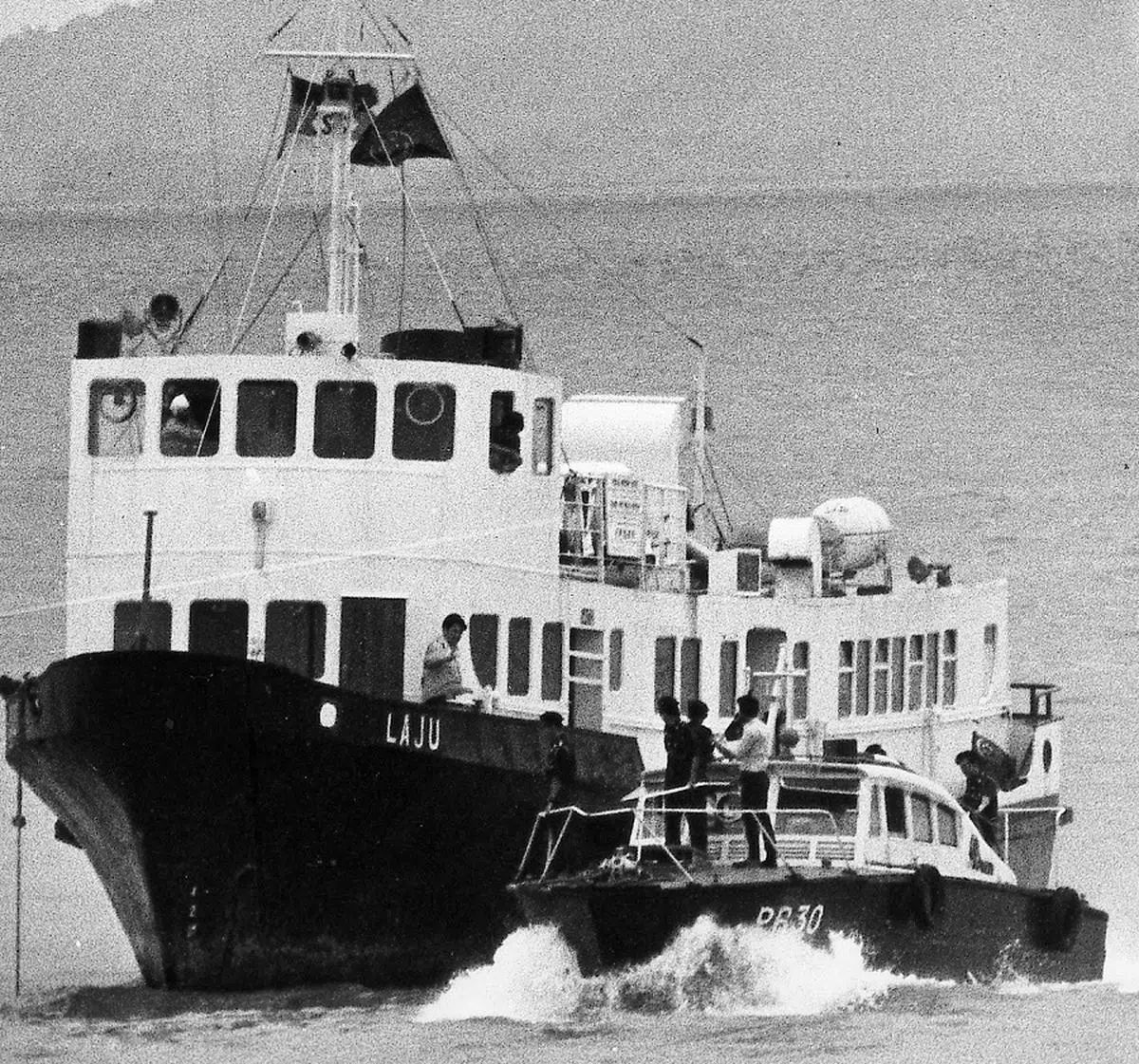 新加坡水警部的一只快艇，于2月4日中午驶近被骑劫的拉裕号，双方交谈约三分钟，水警快艇迅速离去。在这一次接触中，四名骑劫正者全露面，其中三人由舵手室探头外望，第四人则在甲板上与水警人员面对面交谈。（联合早报档案照）