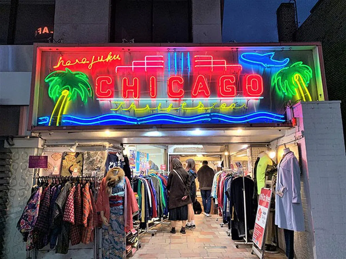  日本原宿街头有不少二手商店。（CHICAGO Harajuku Omotesando Store) 