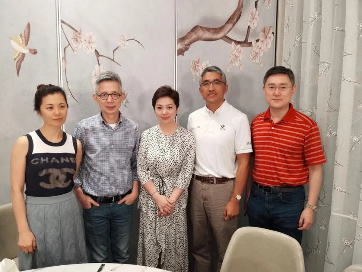  当年辩论台上四个熟悉的身影（左起）：姜丰、蒋昌建、季翔、严嘉，与学妹王嬿青（中）合影。（王嬿青提供） 