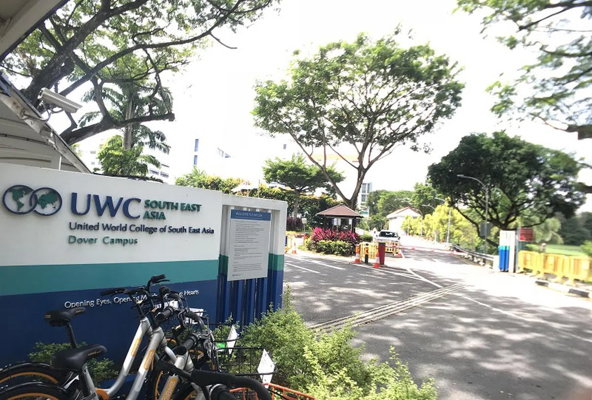  其中一名女学生就读于世界联合书院（United World College）。她是在学校外的路边等巴士时，有一名开着白色货车的男子在雨中邀她上车。（新明日报） 