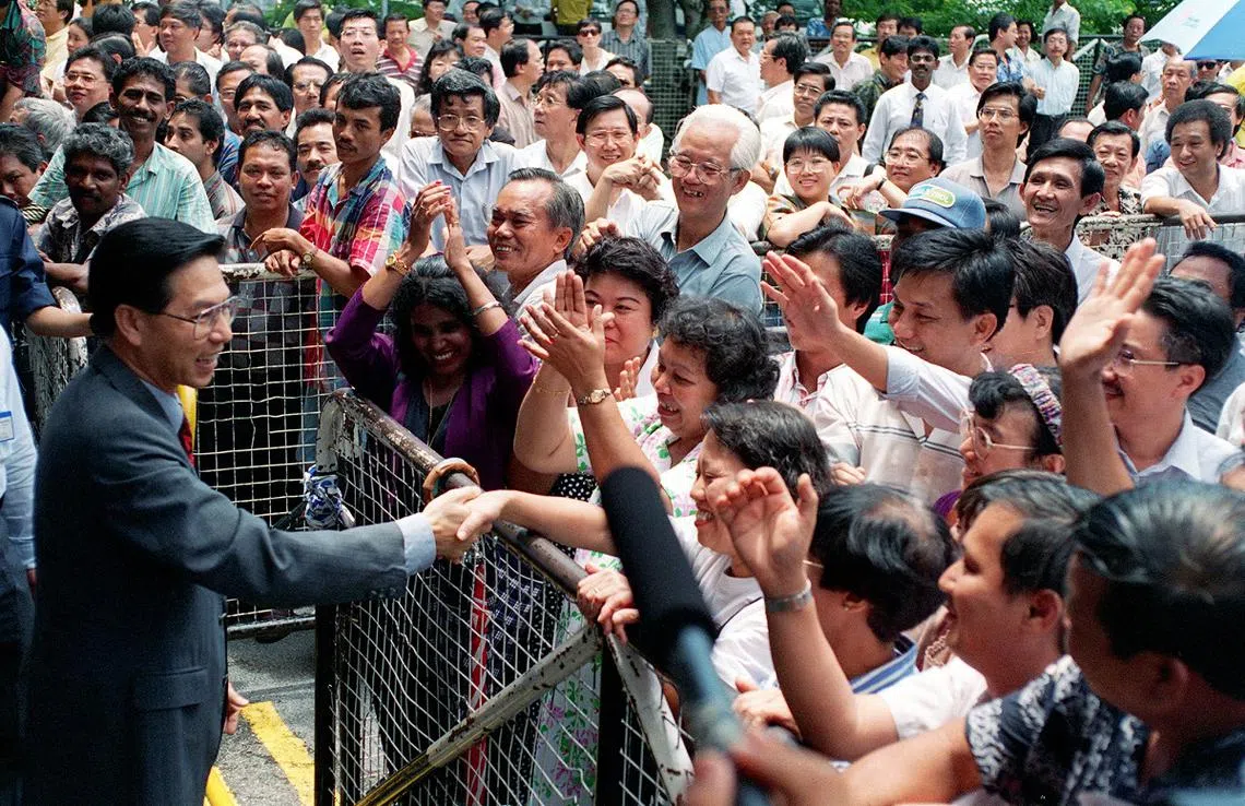 1993年总统大选提名日，前总统王鼎昌与支持者握手。（海峡时报）