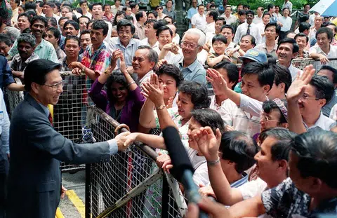 1993年总统大选提名日，前总统王鼎昌与支持者握手。（海峡时报）