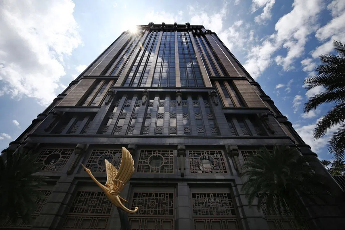 坐落于武吉士地铁站附近的侨福广场，有着让人一眼难忘的建筑外观。（海峡时报）