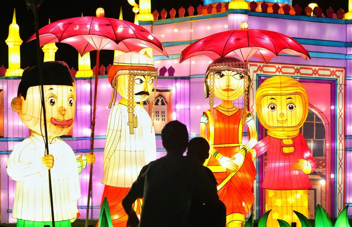 裕廊湖畔2019年迎中秋的灯组不忘融入新加坡的多元种族特色。（联合早报）