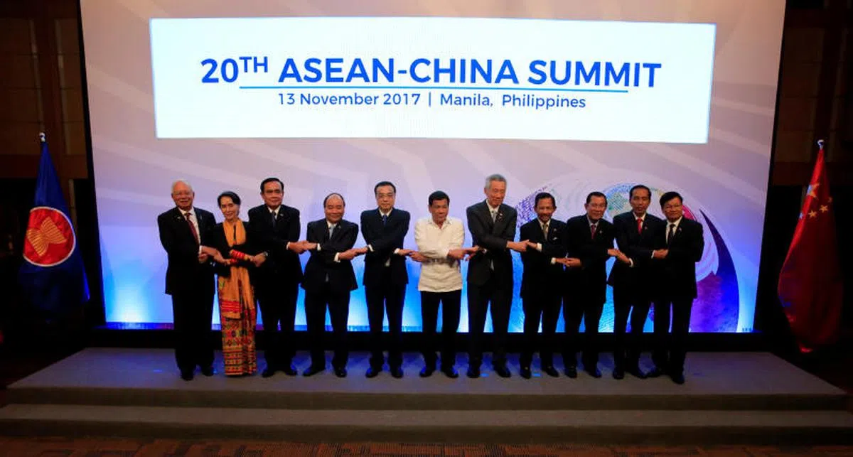  第20届亚细安-中国峰会去年11月在马尼拉举行，亚细安十国领导人与中国总理李克强（左五）合影。（路透社） 