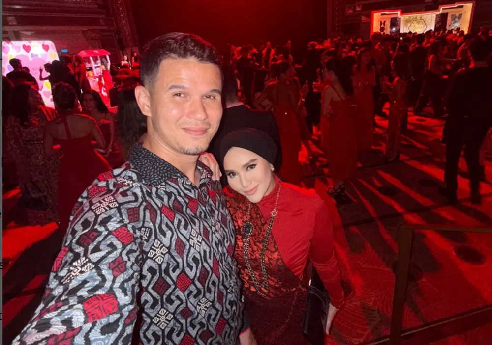 拜哈基（左）与妻子诺法莎莉。