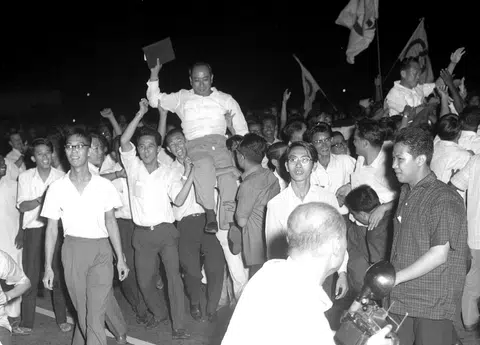 1963年9月21日，新加坡举行第二届立法议院选举。时任财政部长吴庆瑞和时任总理李光耀在计票站被支持群众高高举起。