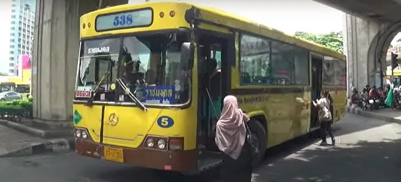 本地部分巴士被泰国政府并购改造，换上新装后载送泰国乘客。（网上视频截图）