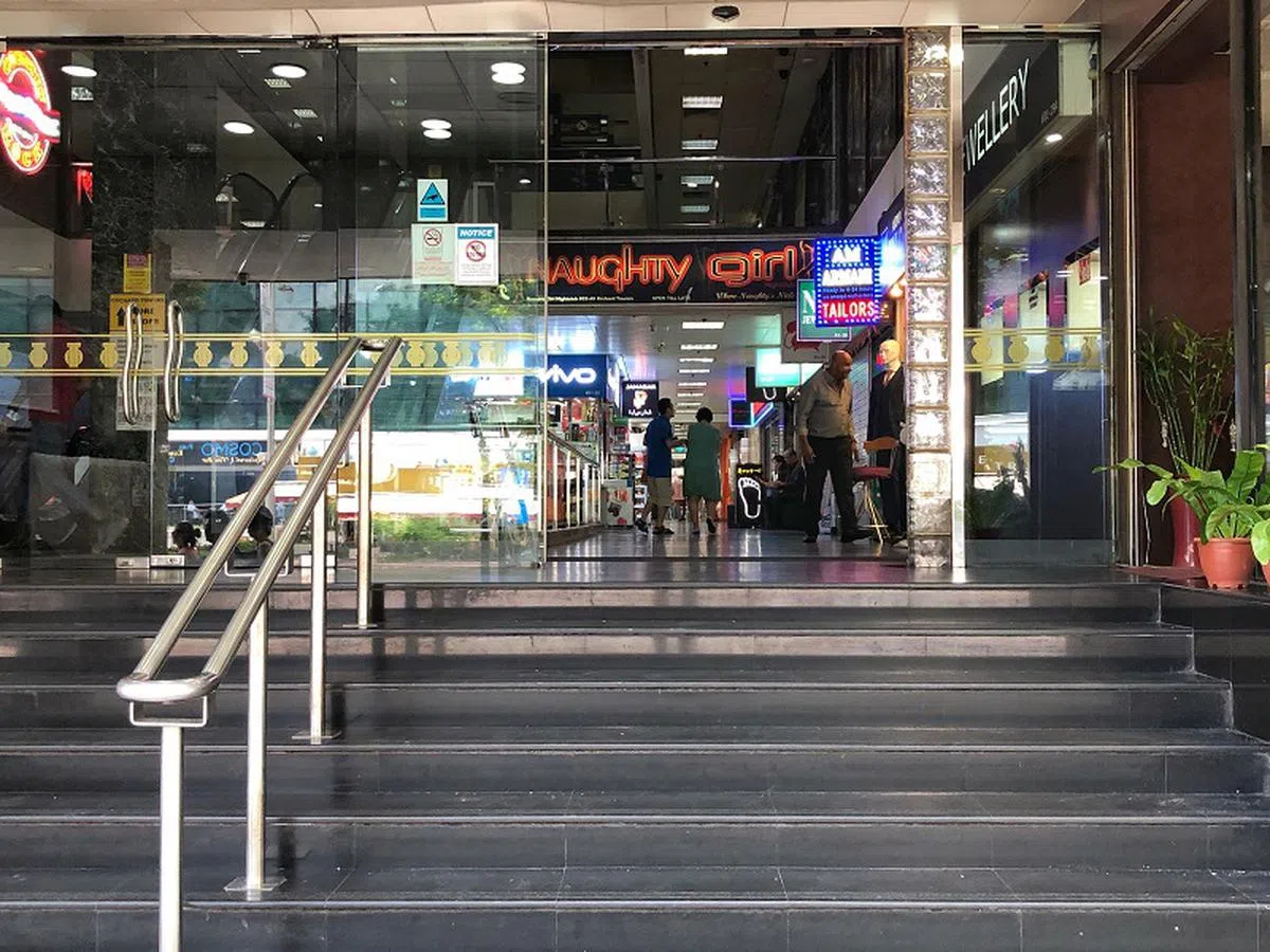 市区重建局说，豪杰大厦的夜间娱乐场所业者可转换为其他商业用途，例如家庭餐馆、商店或健身中心等。（海峡时报） 