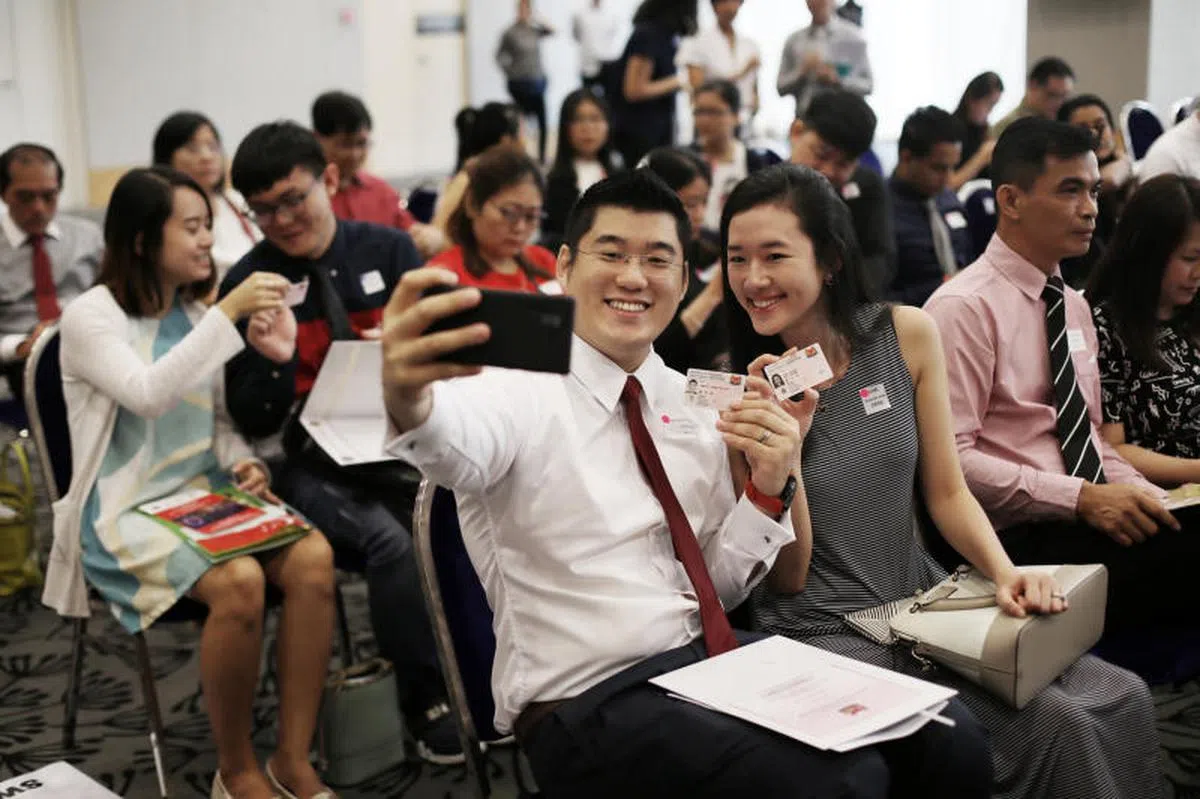  今年8月底有149人宣誓成为新加坡公民拿到粉红身份证。（联合早报） 