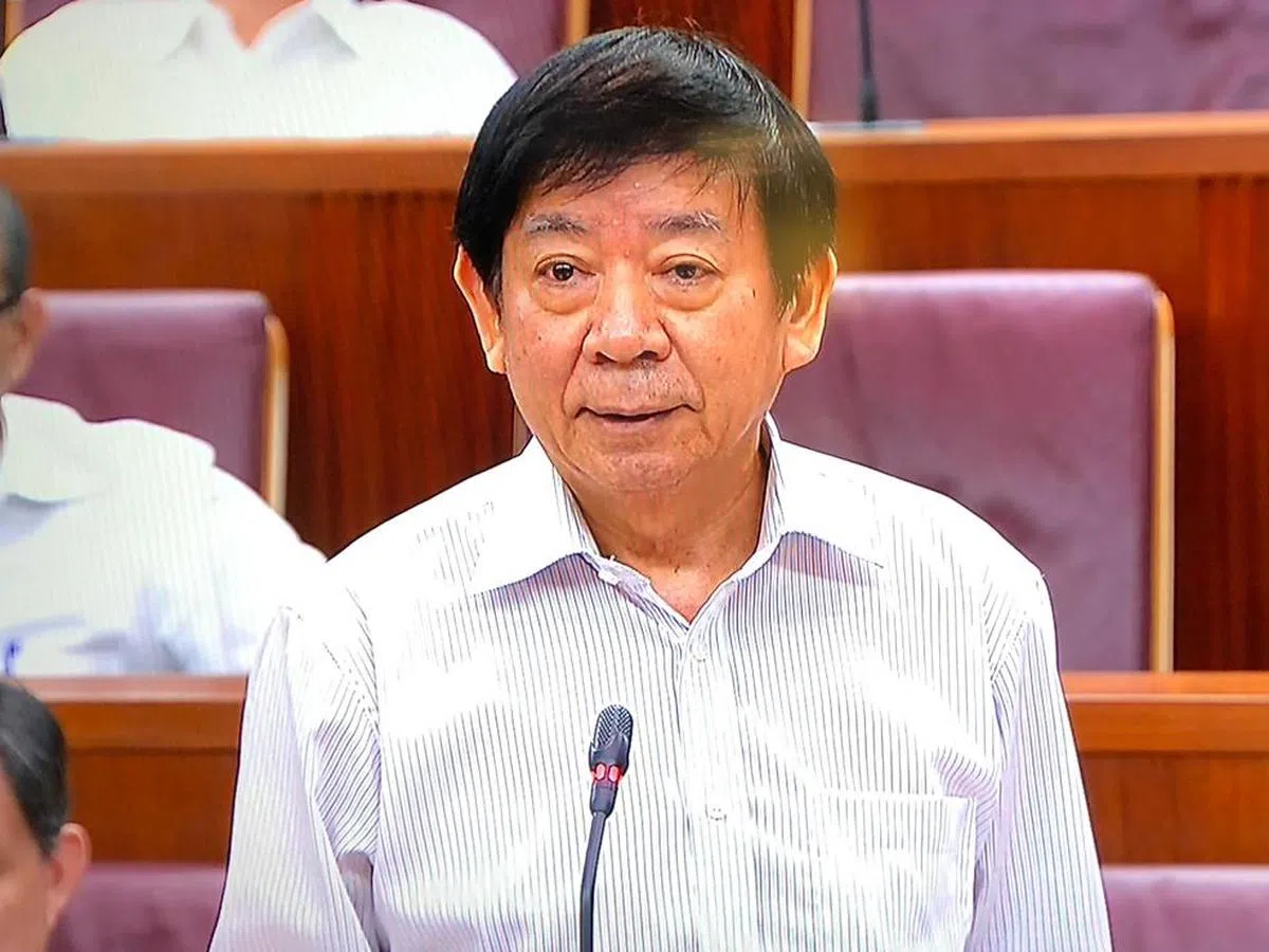 许文远（图）称本地地铁可靠度大增，但有必要调整车资以因应升高的营运成本。（国会视频截图） 