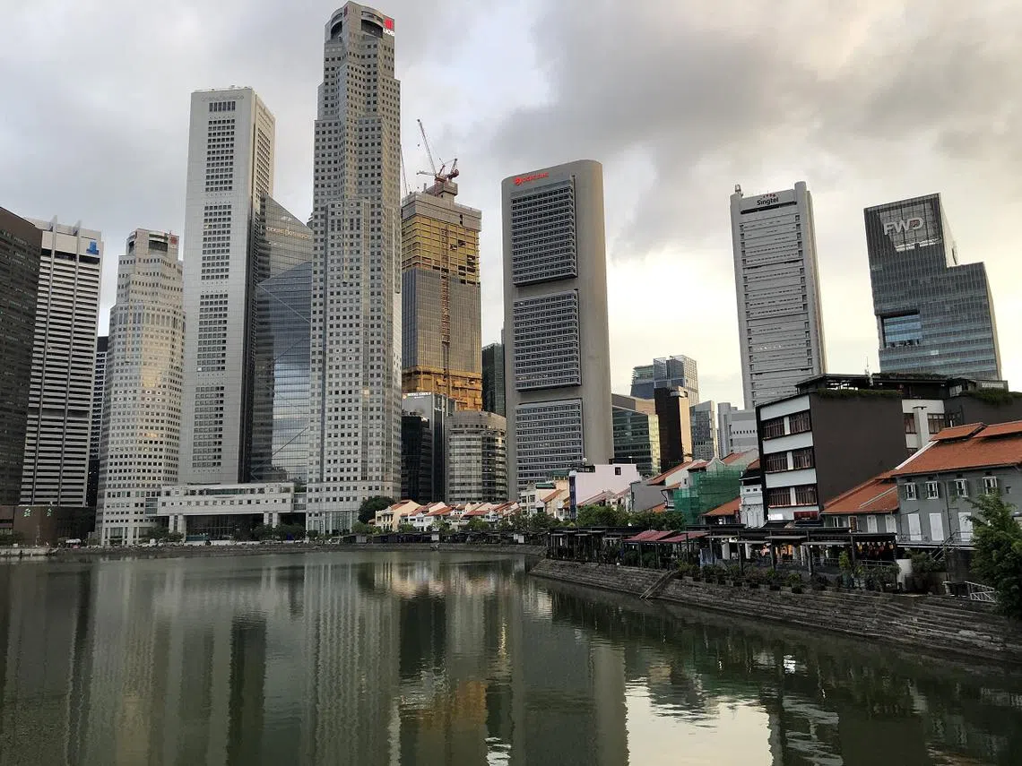 新加坡河畔的中央商业区景致。新加坡第四轮抗疫财政配套，数额庞大，项目驳杂，王瑞杰副总理昨天用了一个多小时才报告完毕。（张丽苹摄）
