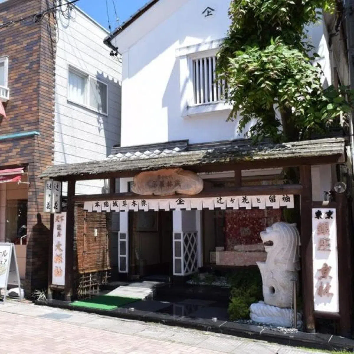  新加坡的鱼尾狮住在这样一家拥有日本风味的房子里面，居然毫不突兀。（李显龙面簿） 