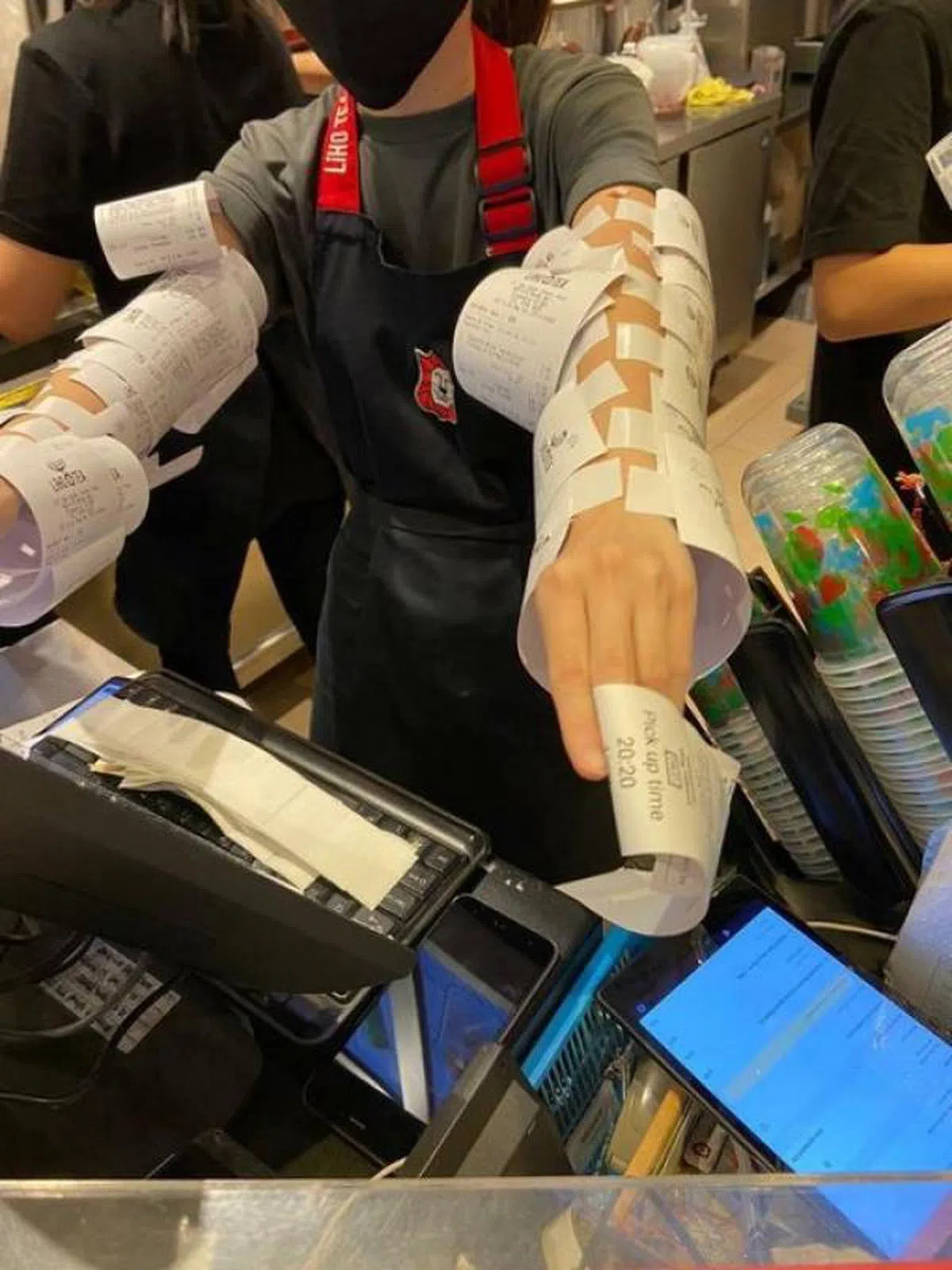  忙得不可开交的泡泡茶店员只能将订单贴在手臂上。（面簿） 
