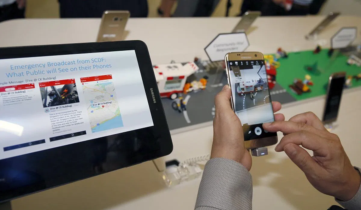  新的SGSecure手机应用于2016年9月24日推出，它连接至警察部队的Police@SG和民防部队的myResponder应用，民众身处险境并无法拨出电话时，可在安全情况下报案和提供线索。（联合早报） 