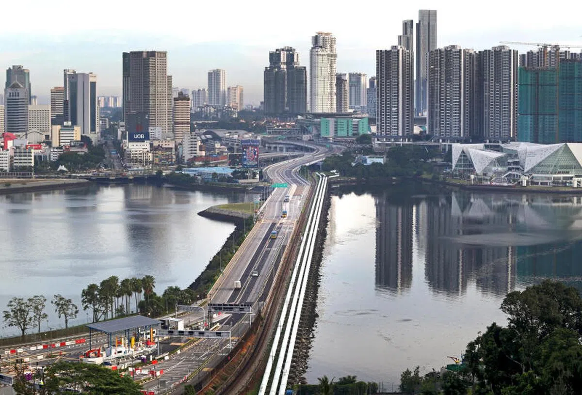  马来西亚和新加坡一衣带水。自马国3月份实施“锁国”后，新柔长堤的车辆就屈指可数。（联合早报） 