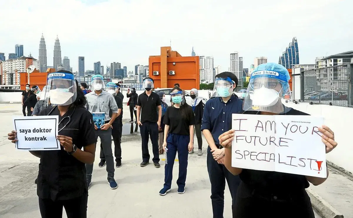 马国2021年曾有合约医生上街抗议待遇不公，以及就业前景没有保障。（星报）