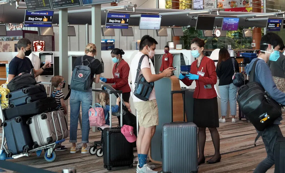 随着旅游限制解除，樟宜机场已逐渐恢复生气。（联合早报）