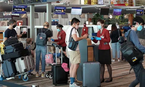 随着旅游限制解除，樟宜机场已逐渐恢复生气。（联合早报）