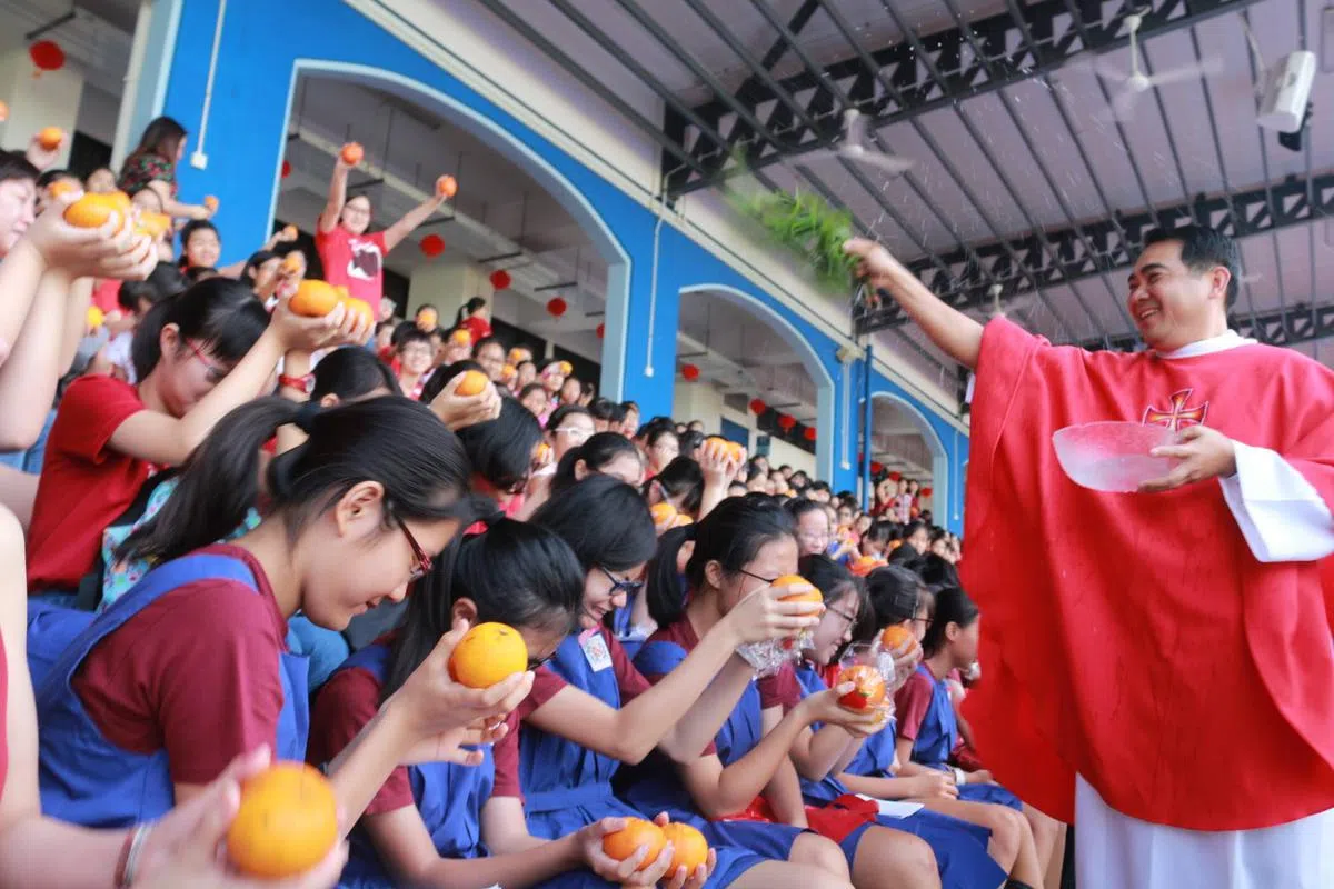  身为天主教会学校，祈福仪式让圣中学生领会感恩。（圣中面簿） 