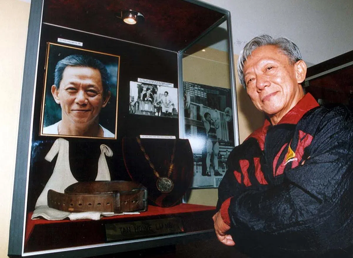 陈浩亮将当年的举重背心和腰带以及奥运银牌，捐给新加坡体育理事会博物馆。（新加坡体育理事会）