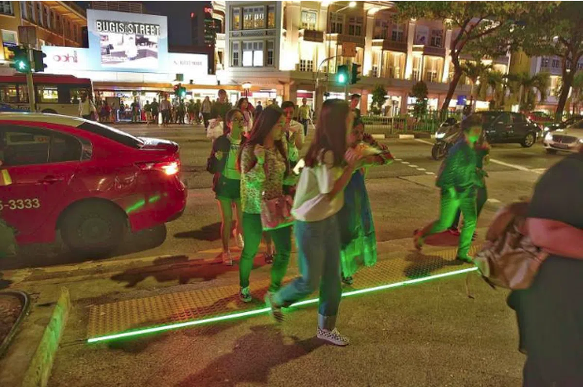  图为武吉士街一带白沙浮商业城（Bugis Junction）外的维多利亚街交通灯处。（联合早报） 