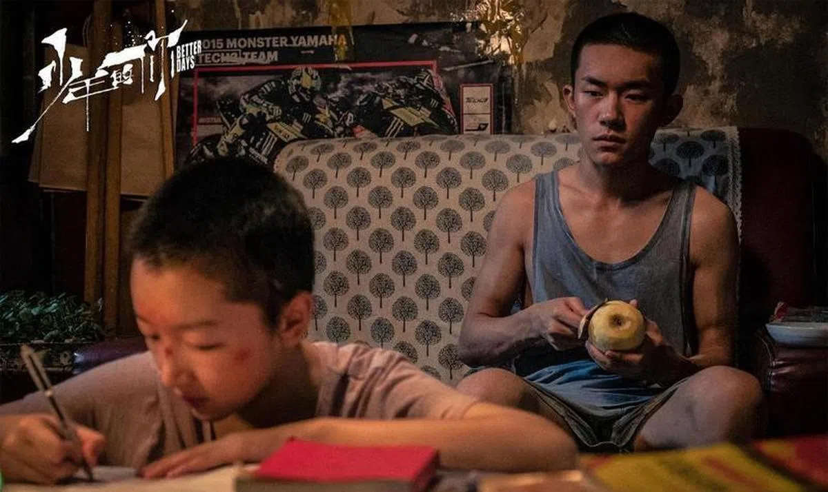  易烊千玺（右）和周冬雨主演的电影《少年的你》，讲述中国高考前夕，被一场校园意外改变命运的两个少年。（视频截图） 
