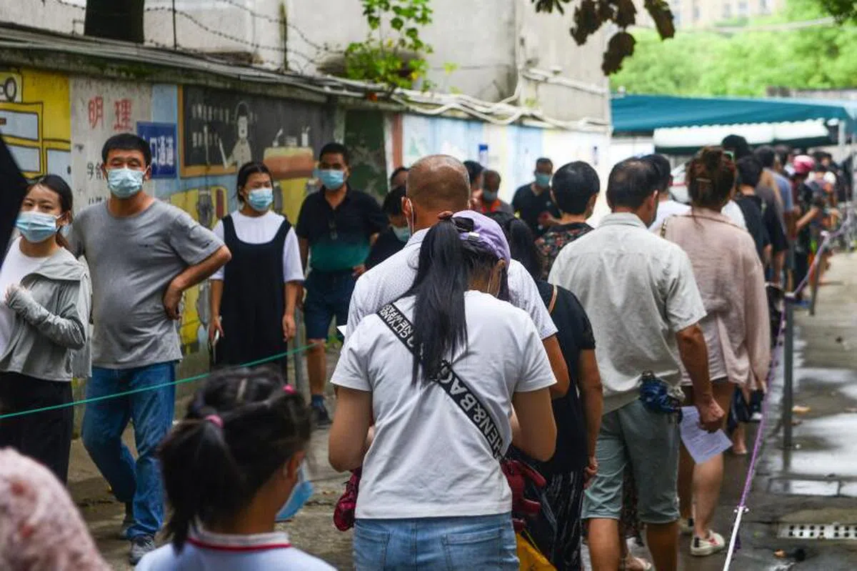 浙江宁波市排队等待接种疫苗的民众。（法新社）