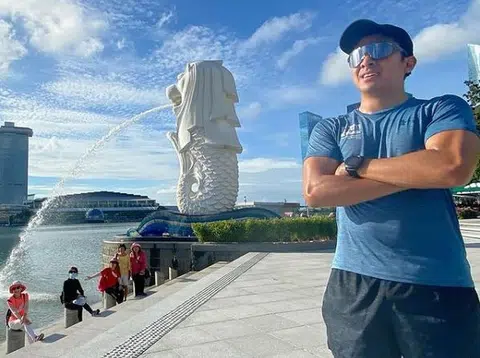 曾是马国最年轻部长的赛沙迪，去年获得奖学金到新加坡国立大学李光耀公共政策学院深造。（赛沙迪Instagram）