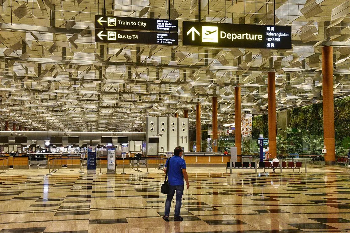 2021年10月6日，樟宜机场第三搭客大厦离境大厅一片寂静。（海峡时报）