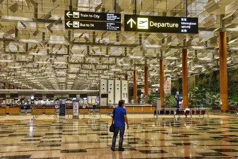 2021年10月6日，樟宜机场第三搭客大厦离境大厅一片寂静。（海峡时报）