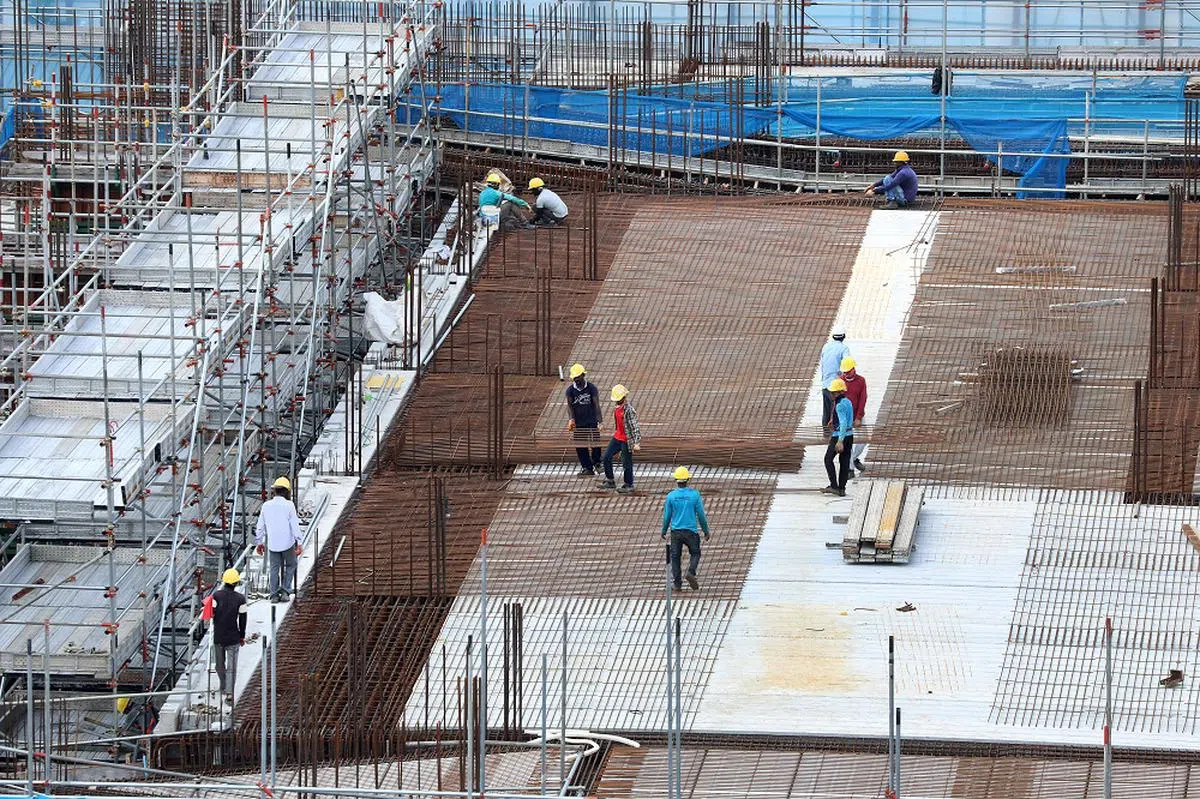 用罗厘载送客工往返宿舍和工地，是本地不少建筑业者的惯常做法。（联合早报）