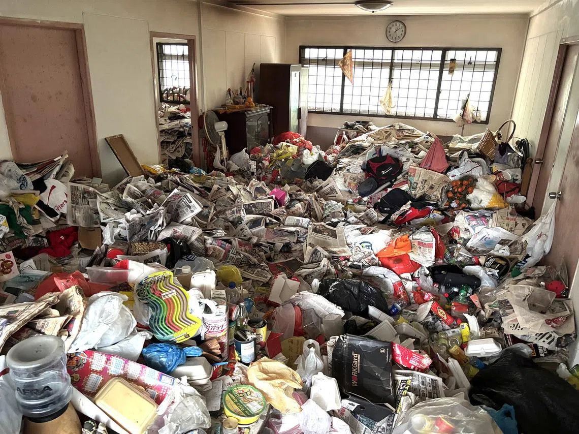 1月5日，文庆路第4座组屋2楼的一个单位，66岁的独居阿叔被发现卧尸自己的垃圾屋内。（新明日报）