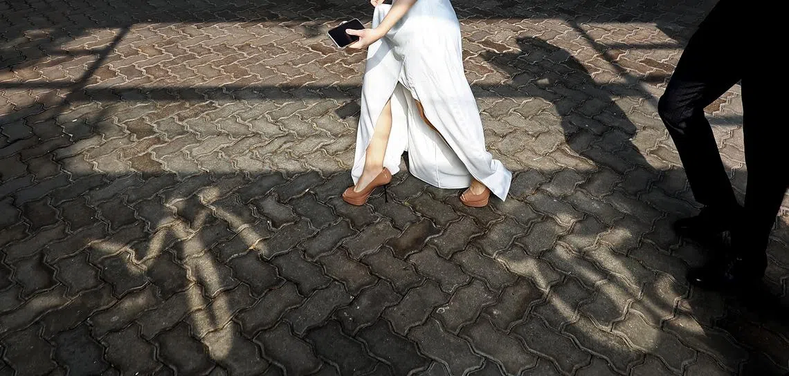 情侣注册结婚。（联合早报）