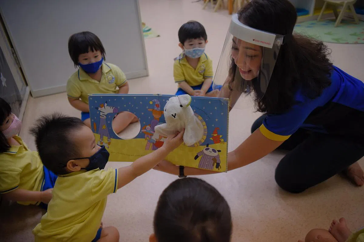 有幼教教师坦言，由于中心人手短缺，每当她要那病假时都会陷入两难。图中教师非当事人。（海峡时报）