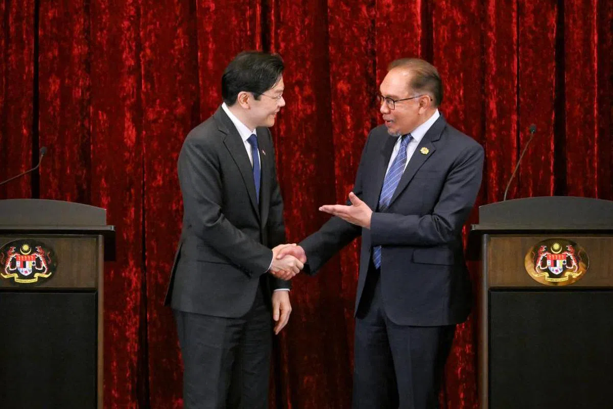 黄循财（左）预计11月还会再访吉隆坡和马国首相安华（右）举行非正式峰会。（海峡时报）