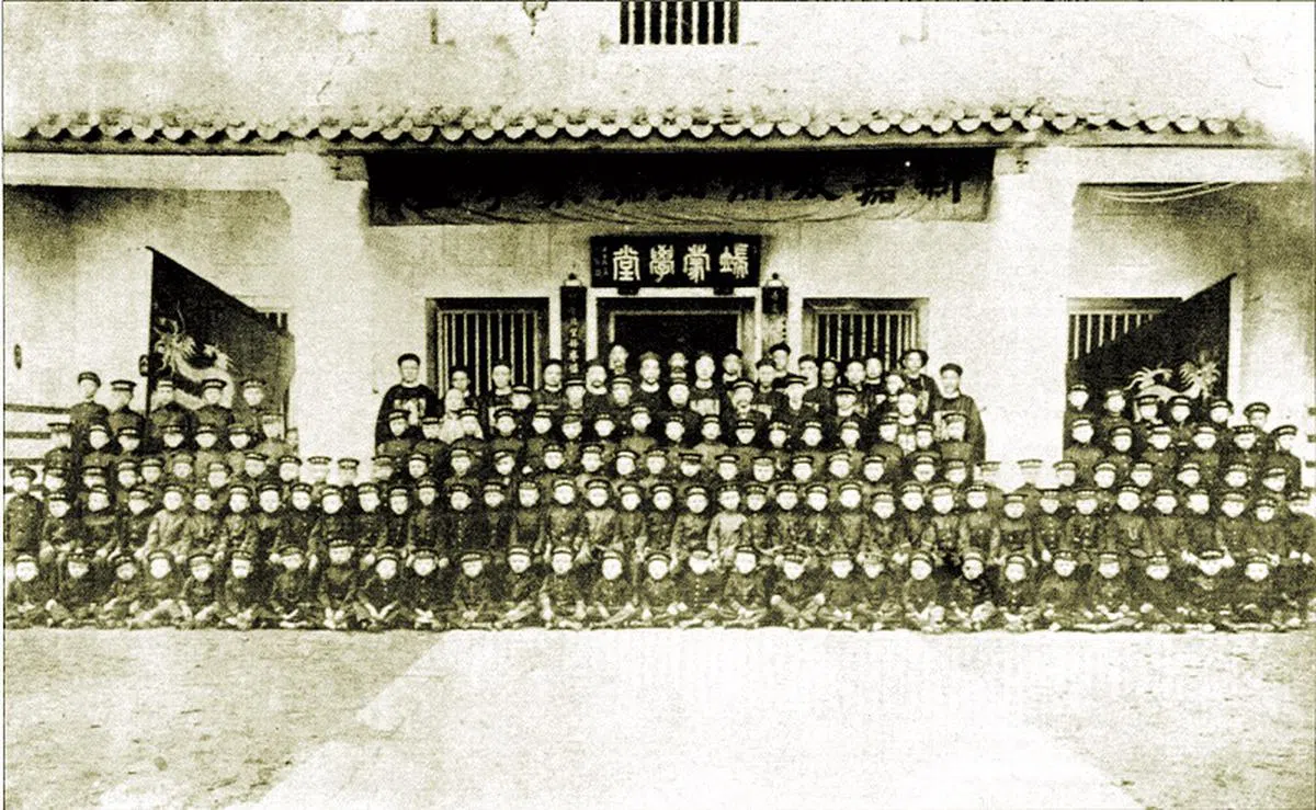  端蒙学堂第一届毕业生照。（档案照） 